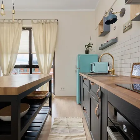 Colorful Energy Deluxe With Parking In By Renters Prestige דירה