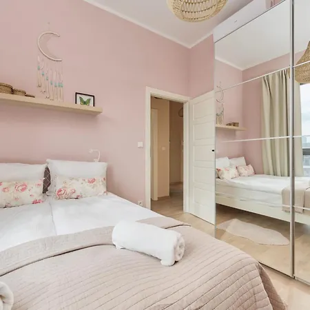 Colorful Energy Deluxe With Parking In By Renters Prestige דירה