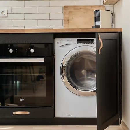 Colorful Energy Deluxe With Parking In By Renters Prestige דירה *